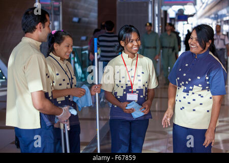 Métro de Dubaï au personnel de nettoyage. Banque D'Images