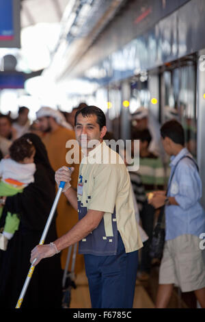 Métro de Dubaï au personnel de nettoyage. Banque D'Images