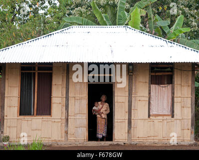 Cette femme est un habitant de l'Wagomenge village traditionnel. La vie des gens ici sans aucun luxe. Banque D'Images