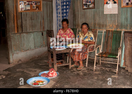 Ceux sont des habitants de la femme Wagomenge village traditionnel. La vie des gens ici sans aucun luxe. Banque D'Images