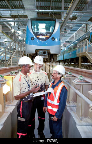 Les ingénieurs travaillant sous le tube en train métro de Dubaï Banque D'Images