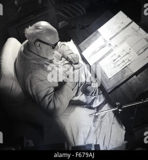 1951, historiques, l'artiste français Henri Matisse travaillant sur ses dessins pour la Chapelle du Rosaire de Vence.catholique église Banque D'Images