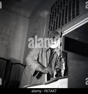 1951, historiques, l'artiste français Henri Matisse travaillant sur ses dessins pour la Chapelle du Rosaire de Vence. Banque D'Images