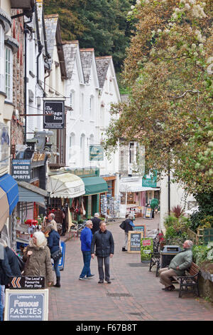 Les touristes et les habitants se mêlent dans la zone piétonne commerçante à Lynmouth, une ville côtière de North Devon Banque D'Images