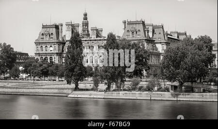 Noir et blanc (look vintage) vue de la façade sud de l'Hôtel de Ville de Paris à partir de la Seine, Rive Droite, 75004, France Banque D'Images