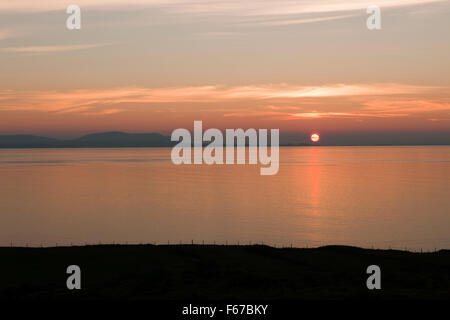 Coucher du soleil sur N astuce de l'île de Skye à l'WNW de Redpoint viewpoint, Wester Ross : Trotternish Quiraing sur Ridge est due W centre (L). Banque D'Images