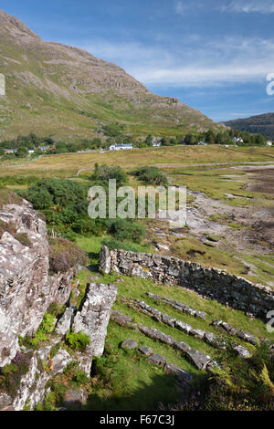 Voir l'E plus de chaire en pierre, coin, entrée & mur de suis Ploc prédication en plein air site (1843) en tête du Upper Loch Torridon, Wester Ross. Banque D'Images