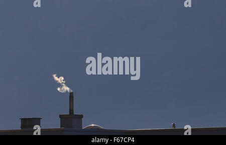 L'huile de chauffage d'entrer dans l'air filtré à partir d'un pile sur un toit Banque D'Images