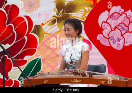 Jeune femme jouant de l'instrument traditionnel dans un parc à Pékin, en Chine. Banque D'Images