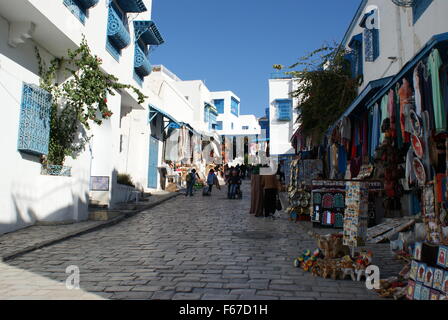 Rue principale avec des boutiques de souvenirs, Sidi Bou Saïd, Tunisie Banque D'Images