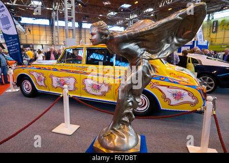 Rolls Royce Phantom V psychédélique ayant appartenu à John Lennon sur l'affichage au Classic Motor Show, NEC, Birmingham UK Banque D'Images