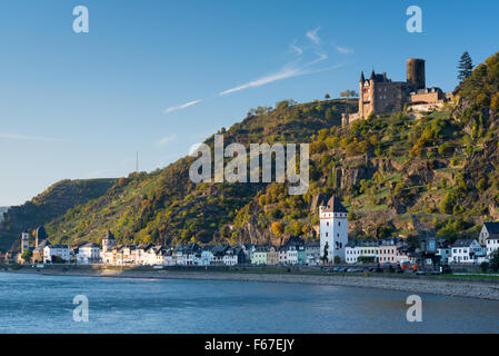 Rhin ville de St Goarshausen au pied du château de Burg Katz Banque D'Images