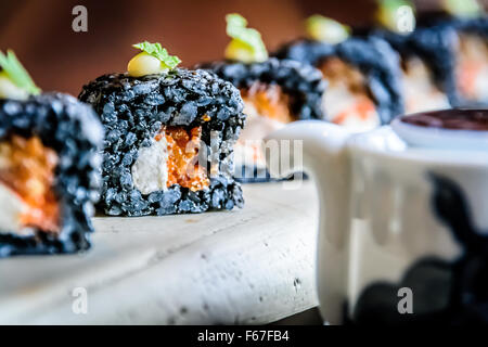 Ikasumi Squid encre Rouleau de riz roulées au fromage à la crème et garniture de poulet frit Banque D'Images