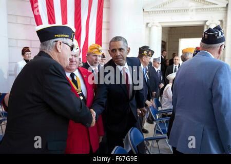 Le président américain Barack Obama salue les anciens combattants à la fin de la Journée des anciens combattants à l'adresse Amphithéâtre Memorial Arlington National Cemetery, le 11 novembre, 2015 à Arlington, en Virginie. Banque D'Images