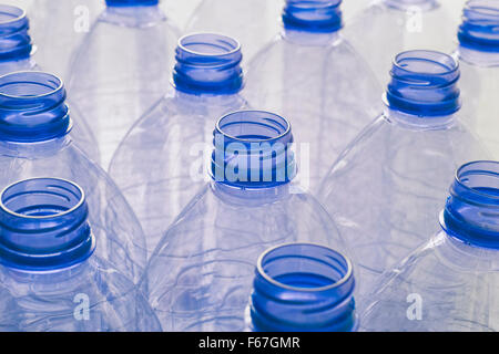 Les bouteilles d'eau en plastique vides. Close up. Banque D'Images