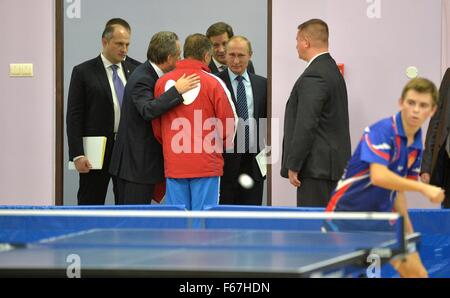 Le président russe Vladimir Poutine lors d'une visite à l'Yug Fédéral Sport Arts Martiaux Novembre 11, 2015 Centre de Sotchi, la Russie. Russe a été accusé de dopage d'Etat d'athlètes par une agence mondiale antidopage. Banque D'Images