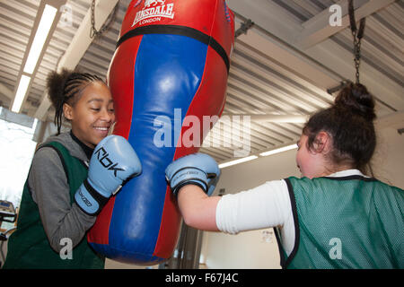 Une adolescente élèves coachés en boxe Banque D'Images