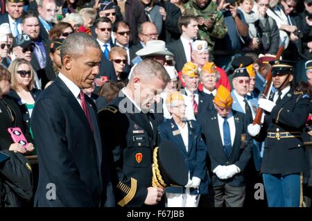 Le président américain Barack Obama avec le général Bradley Becker arcs pendant une couronne sur la tombe de l'inconnu en l'honneur de la Journée des anciens combattants au cimetière national d'Arlington, le 11 novembre 2015 à Arlington, en Virginie. Banque D'Images