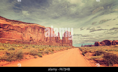 Style vintage photo de chemin de sable à Monument Valley, Utah, USA. Banque D'Images