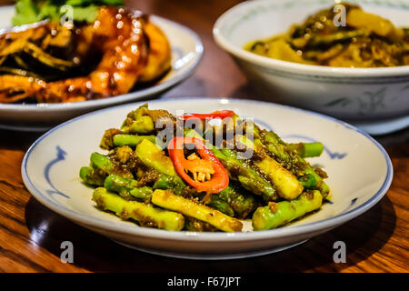 Asperge Tempoyak sautés avec durian fermenté Banque D'Images