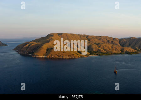 Vue sur la baie de Gili Lawa Darat, le Parc National de Komodo, Indonésie Banque D'Images