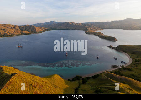 Vue sur la baie de Gili Lawa Darat, le Parc National de Komodo, Indonésie Banque D'Images