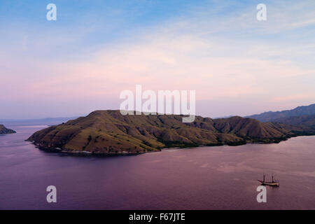 Vue sur la baie de Gili Lawa Darat, le Parc National de Komodo, Indonésie Banque D'Images