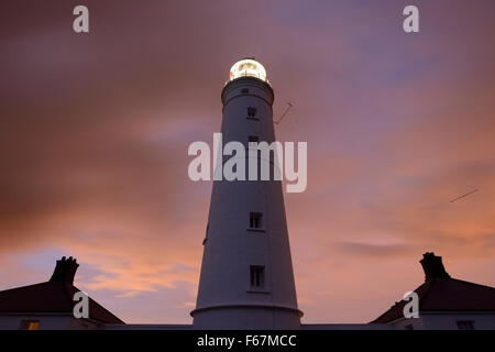 Nash Point Lighthouse sur la côte protégée de Glamorgan, Pays de Galles, illuminé la nuit. Banque D'Images