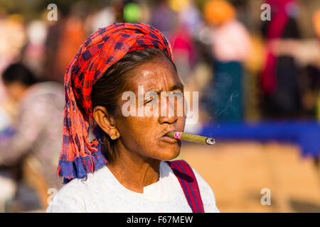 Femme Shan à fumer à l'Five-Day Marché, également 5 jours de marché en rotation, au Lac Inle, Myanmar Banque D'Images