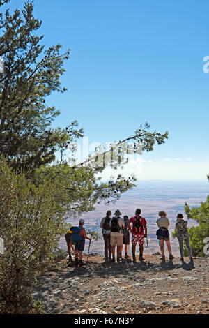 Un groupe de randonneurs ce qui concerne le point de vue pendant les vacances marche dans les montagnes Besparmak, dans le nord de Chypre KATHY DEWITT Banque D'Images