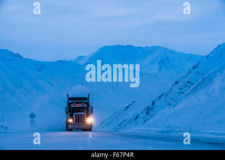 Chariot sur col Atigun dans la chaîne de Brooks, Dalton Highway Route au nord de Coldfoot, en Alaska. Banque D'Images