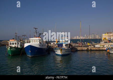 TEL AVIV - JAFFA, le 26 octobre 2013 : Le vieux port avec des bateaux de pêche dans la région de Jaffa. Tel Aviv. Israël le 26 octobre 2013 Banque D'Images