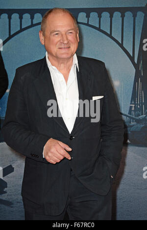 Berlin, Allemagne. 13Th Nov, 2015. L'acteur allemand Burghart Klaussner arrive à la première du film "Passerelle d'espions' à Berlin, Allemagne, 13 novembre 2015. Le film commencera montrant dans les salles allemandes le 26 novembre 2015. Photo : BRITTA PEDERSEN/DPA/Alamy Live News Banque D'Images