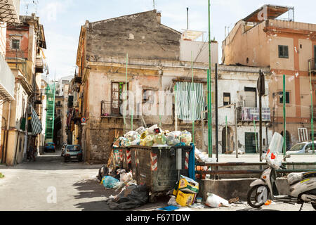 Quartier pauvre de Palerme, Sicile, Italie - Scène de rue. Banque D'Images