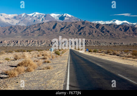 Une longue route en ligne droite dans le nord de l'Argentine, près de la petite ville de Cachi dans la province de Salta Banque D'Images