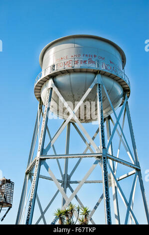 L'île d'Alcatraz, CA - Nov 6, 2015 : l'île d'Alcatraz's Water tower. Alcatraz est connu pour Alcatraz prison fédérale et il est Banque D'Images