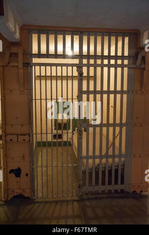 L'île d'Alcatraz, CA - Nov 6, 2015 : l'île d'Alcatraz à San Francisco, Californie. L'intérieur des cellules de prison et pénitentiaire. Alcatraz Banque D'Images