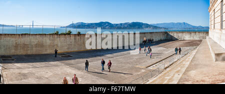 L'île d'Alcatraz, CA - Nov 6, 2015 : Pénitencier fédéral d'Alcatraz en loisirs dans la baie de San Francisco, Californie. Prises Banque D'Images