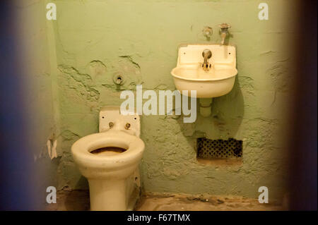 L'île d'Alcatraz, CA - Nov 6, 2015 : l'île d'Alcatraz à San Francisco, Californie. L'intérieur des cellules de prison et pénitentiaire. Alcatraz Banque D'Images