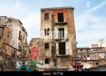 Quartier pauvre de Palerme, Sicile, Italie - façade de bâtiment en ruine. Banque D'Images