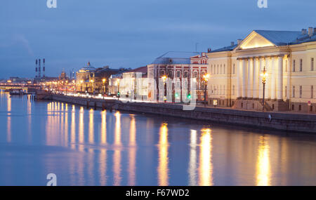 Le bâtiment de l'Académie impériale des sciences sur Molodyozhny Embankment, Saint Petersburg, Russie. Banque D'Images