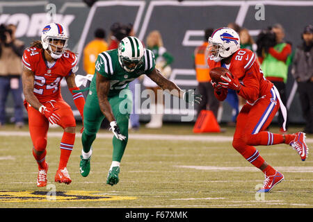 East Rutherford, New Jersey, USA. 12Th Nov, 2015. Buffalo Bills gratuit à la Corey Graham (20) incepts la balle destinée à New York Jets receveur Brandon Marshall (15) avec Buffalo Bills Stephon évoluait Gilmore (24) 'Defending au cours de la NFL match entre les Bills de Buffalo et les Jets de New York au Stade MetLife à East Rutherford, New Jersey. Les Bills de Buffalo a gagné 22-17. Christopher Szagola/CSM/Alamy Live News Banque D'Images