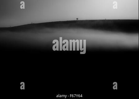 Brouillard sur les collines. Fine art noir et blanc paysage. IPA 2015 Mention honorable. Banque D'Images