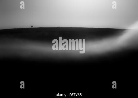 Brouillard sur les collines. Fine art noir et blanc paysage. IPA 2015 Mention honorable. Banque D'Images