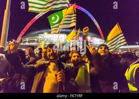 Wembley, Londres, Royaume-Uni. 13 novembre, 2015. Au milieu des mesures de sécurité, des centaines de manifestants du Cachemire, appuyé par George Galloway, manifester devant le stade de Wembley devant une adresse à plus de 60 000 expatriés indiens par le Premier Ministre Narendra Modi à un 'UK se félicite de modi' reception. Modi, un Hindou BJP et son parti sont accusés d'un large éventail de violations des droits de l'homme contre les minorités religieuses et ethniques de l'Inde. Sur la photo : Cachemiriens manifester devant le stade. Crédit : Paul Davey/Alamy Live News Banque D'Images