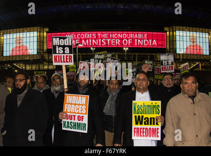 Wembley, Londres, Royaume-Uni. 13 novembre, 2015. Au milieu des mesures de sécurité, des centaines de manifestants du Cachemire, appuyé par George Galloway, manifester devant le stade de Wembley devant une adresse à plus de 60 000 expatriés indiens par le Premier Ministre Narendra Modi à un 'UK se félicite de modi' reception. Modi, un Hindou BJP et son parti sont accusés d'un large éventail de violations des droits de l'homme contre les minorités religieuses et ethniques de l'Inde. Crédit : Paul Davey/Alamy Live News Banque D'Images