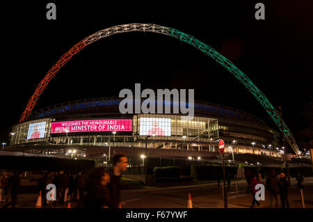 Londres, Royaume-Uni. 13 novembre 2015. Le stade de Wembley est allumé en l'honneur du Premier Ministre indien Modi qui était l'invité spécial lors d'un rassemblement de 55 000 Indiens britanniques à l'intérieur du stade. Crédit : Stephen Chung / Alamy Live News Banque D'Images