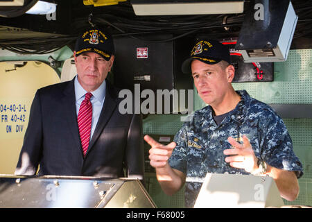 Maire de la ville de New York, Bill De Blasio (à gauche) est à l'écoute en tant que commandant de l'USS New York Le Capitaine Kenneth Coleman explique les opérations à bord lors d'une visite le 13 novembre 2015 à New York City, New York. Banque D'Images