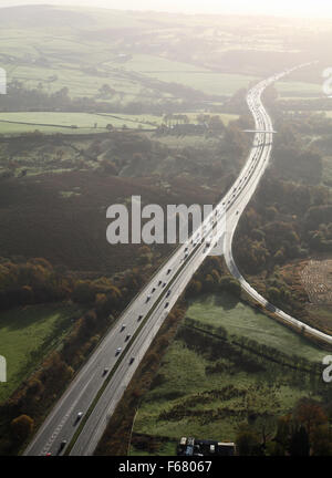 Vue aérienne d'une route à deux voies la route principale vers le soleil, UK Banque D'Images