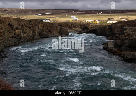 Rivière Skjálfandafljót à l'échangeur de cascade Goðafoss le nord de l'Islande Banque D'Images